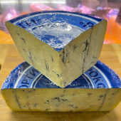 Сыр с голубой плесенью Рокфорти